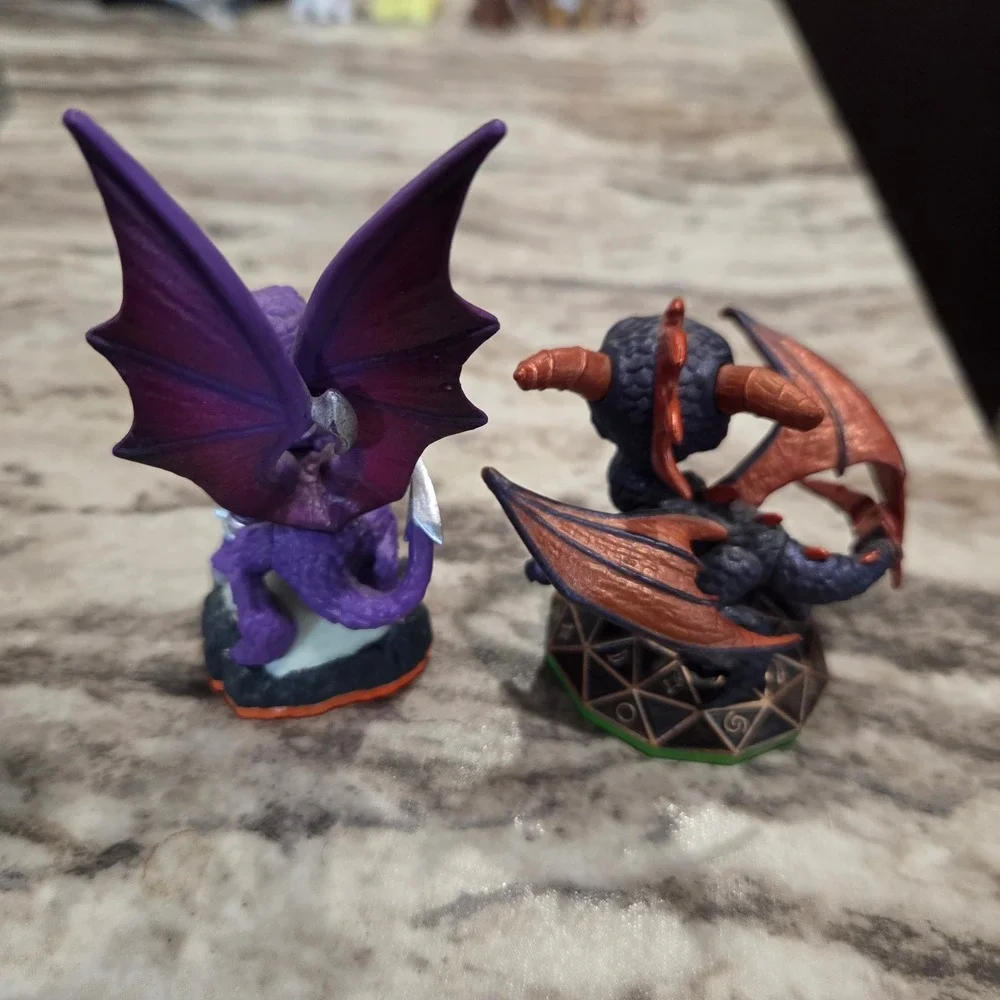 Skylanders Spyro and Cynder Dragon Figures Activision Giants Spyros Adventure
